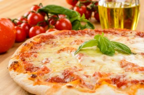 Pizza margherita, close-up, fuoco selettivo