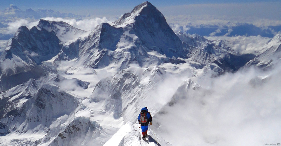 Due Inglesi e un Messicano, sono i primi a raggiungere la cima dell’Everest dopo due anni di disgrazie
