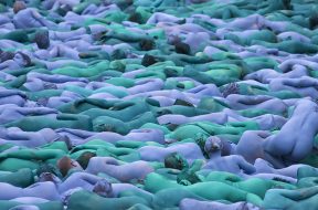 I nudi blu di Spencer Tunick a Hull